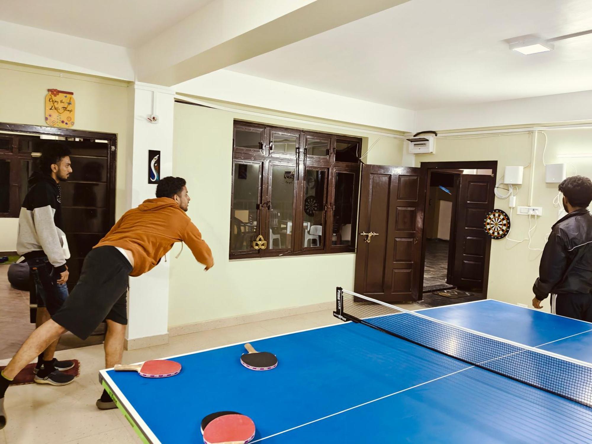 Xtsy Travellers Hostel Шилонг Екстериор снимка