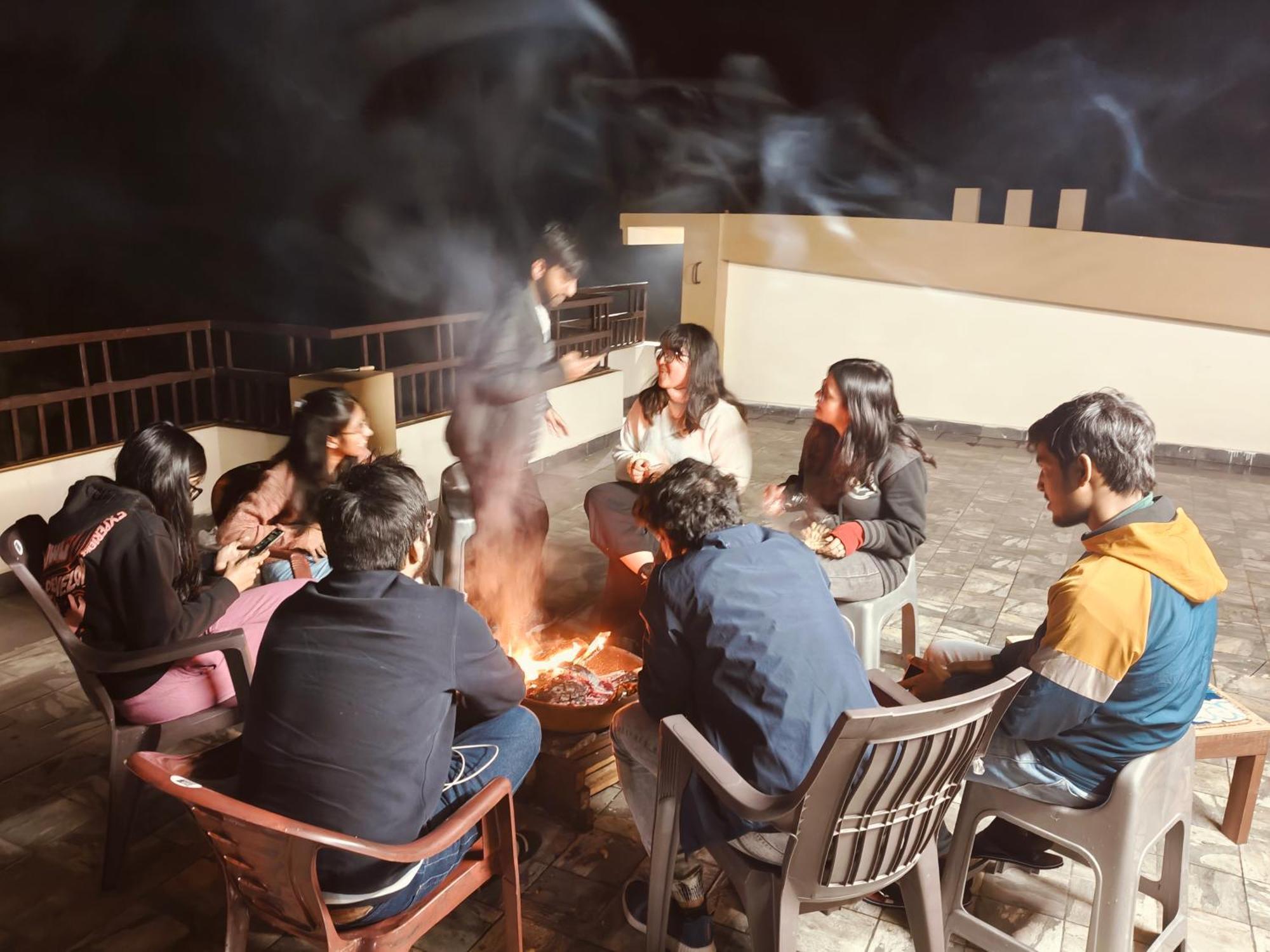 Xtsy Travellers Hostel Шилонг Екстериор снимка