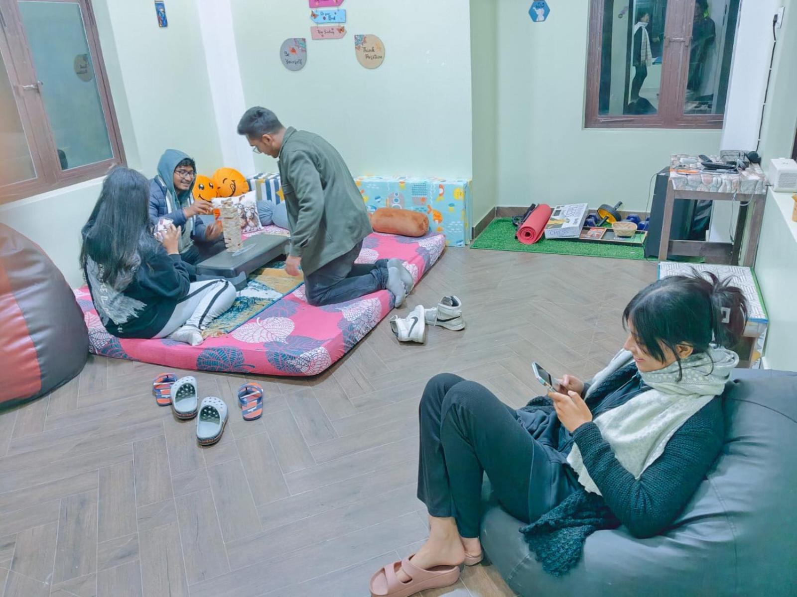 Xtsy Travellers Hostel Шилонг Екстериор снимка