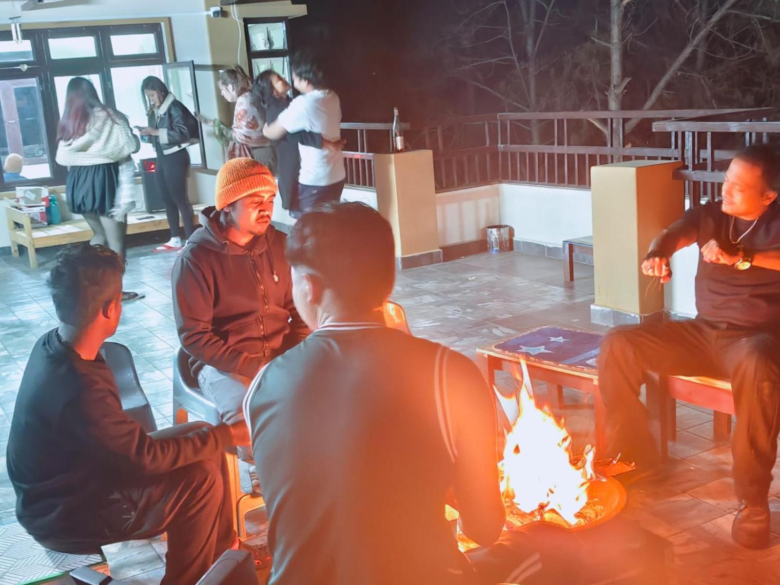 Xtsy Travellers Hostel Шилонг Екстериор снимка