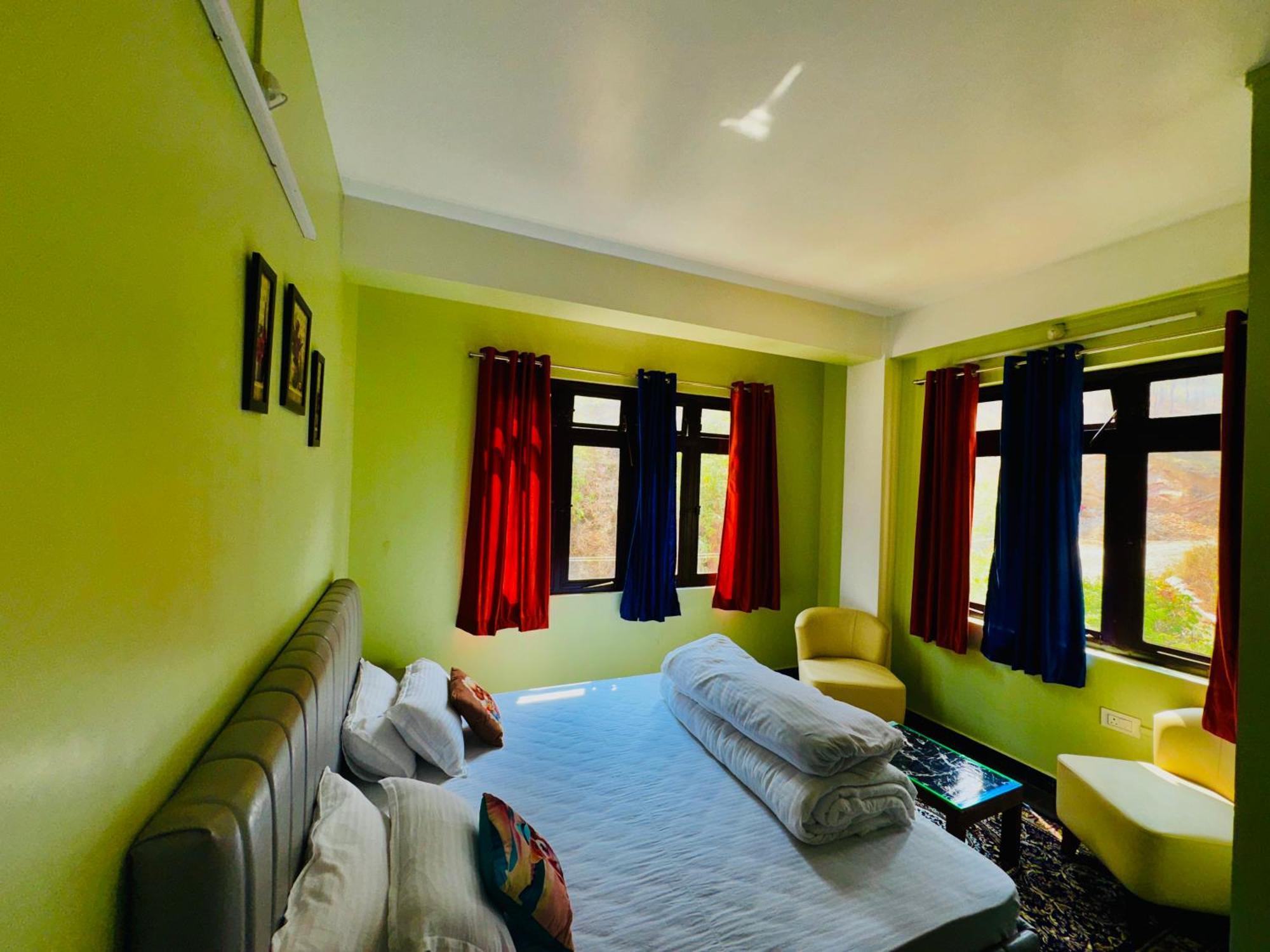 Xtsy Travellers Hostel Шилонг Екстериор снимка