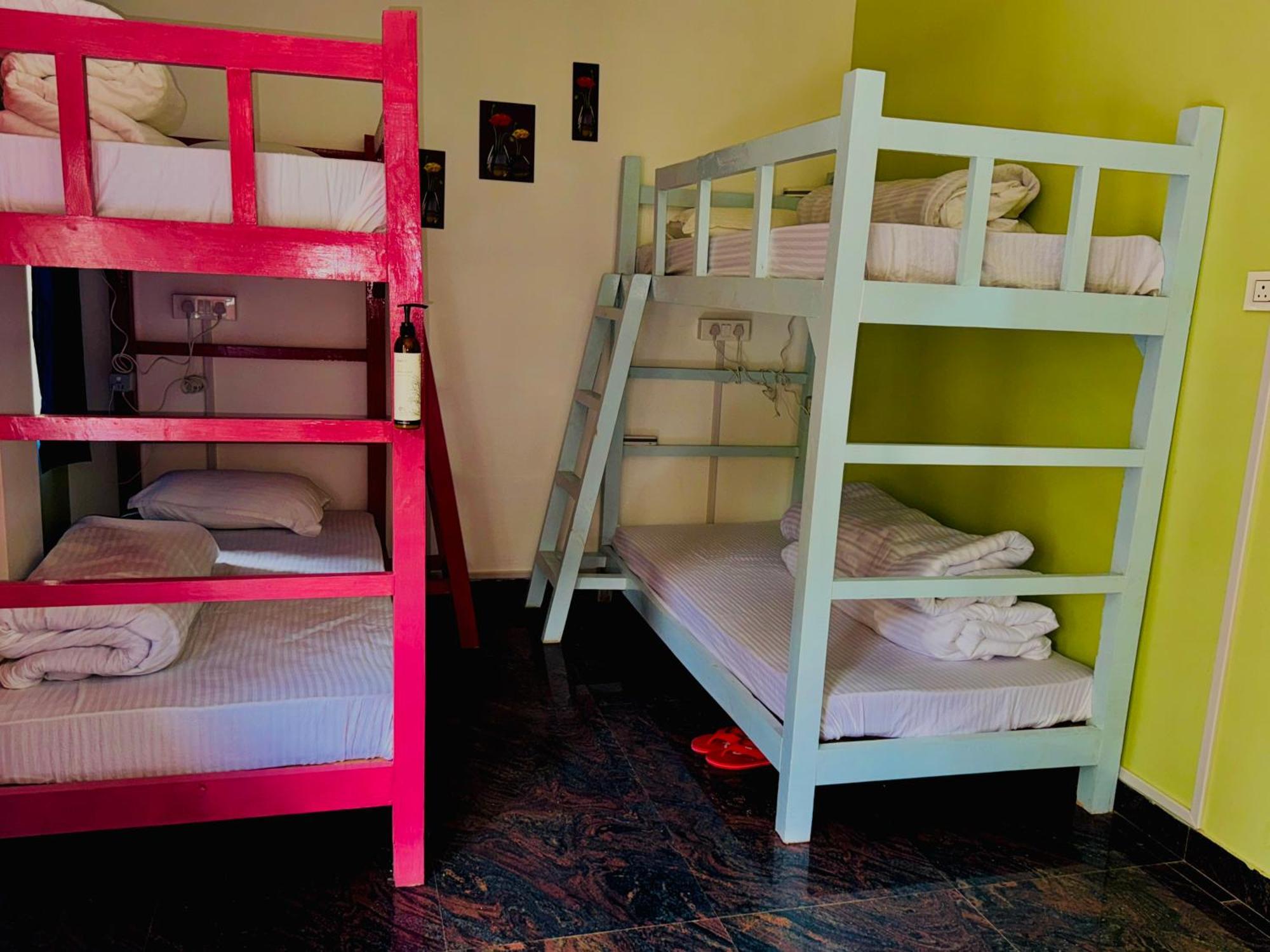 Xtsy Travellers Hostel Шилонг Екстериор снимка