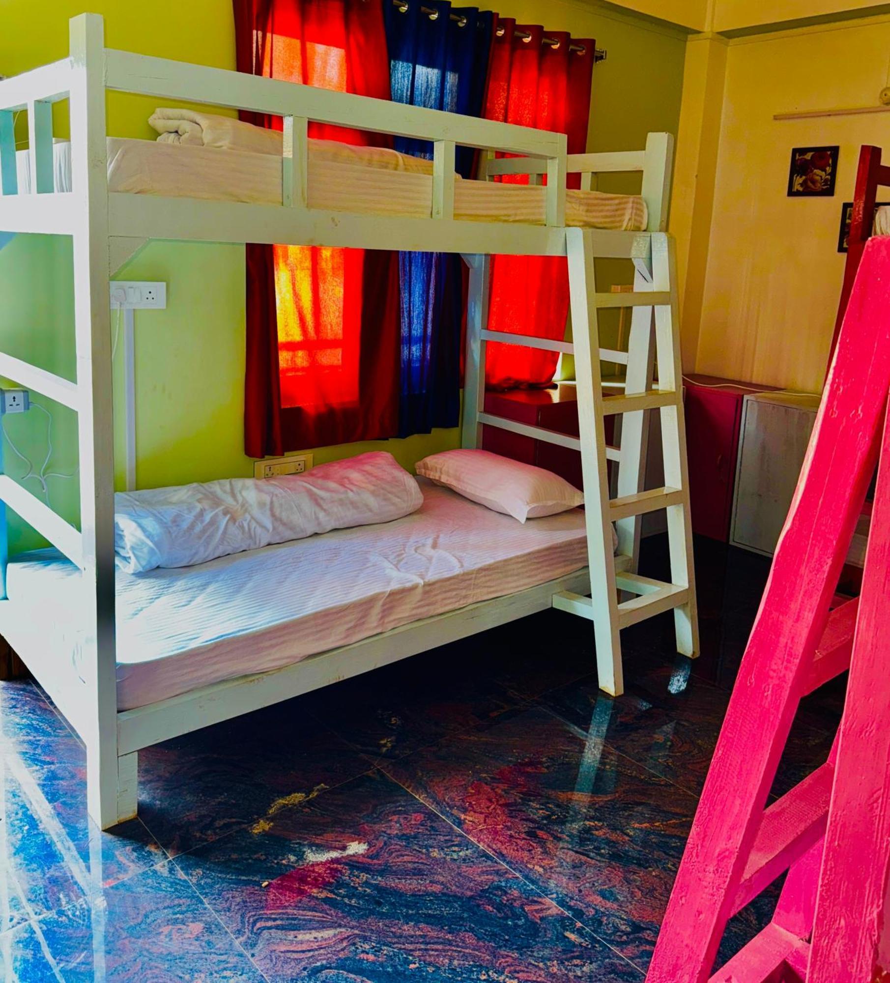 Xtsy Travellers Hostel Шилонг Екстериор снимка