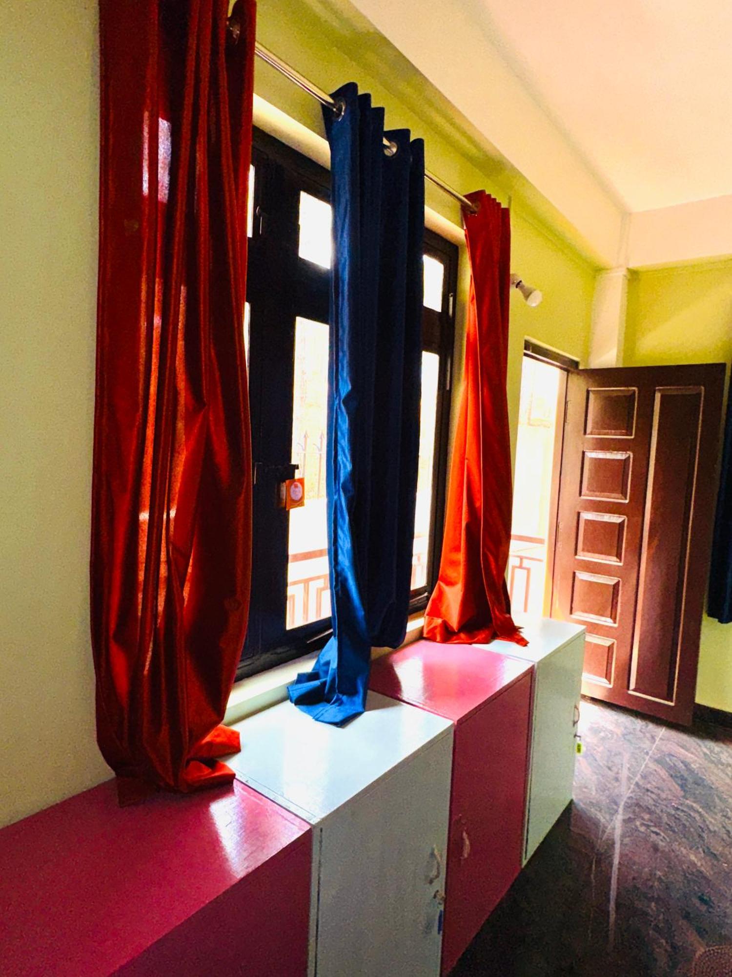 Xtsy Travellers Hostel Шилонг Екстериор снимка