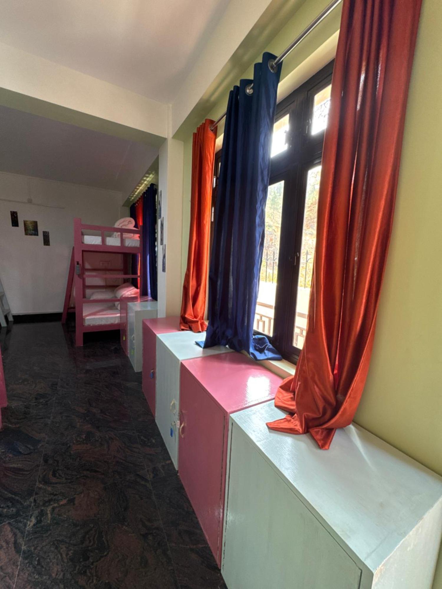 Xtsy Travellers Hostel Шилонг Екстериор снимка