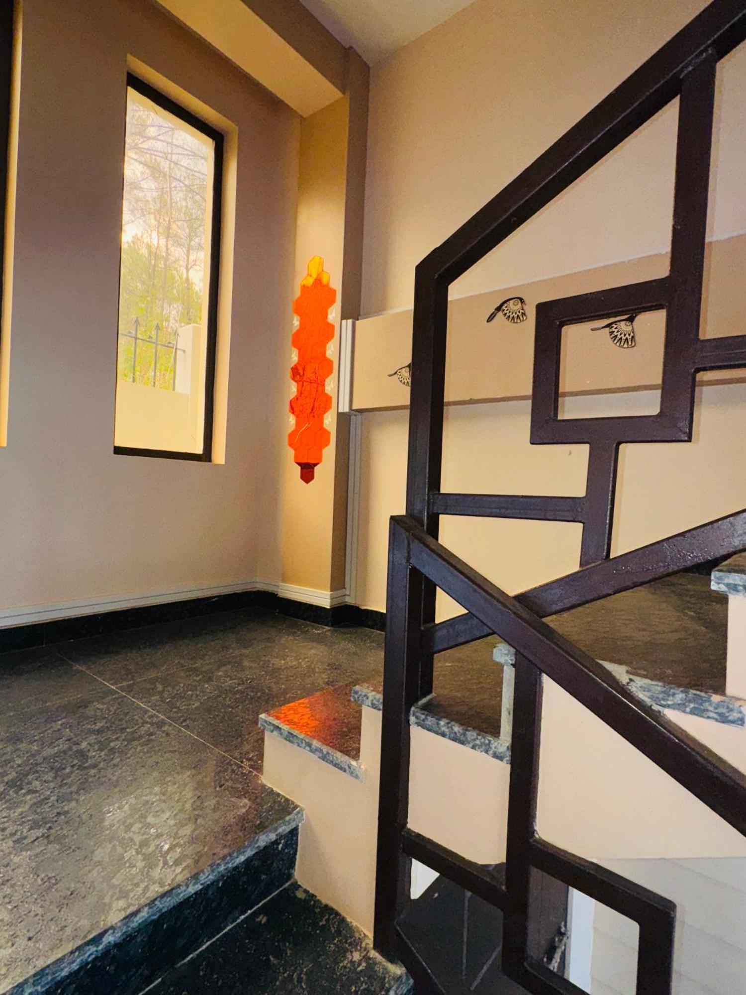 Xtsy Travellers Hostel Шилонг Екстериор снимка