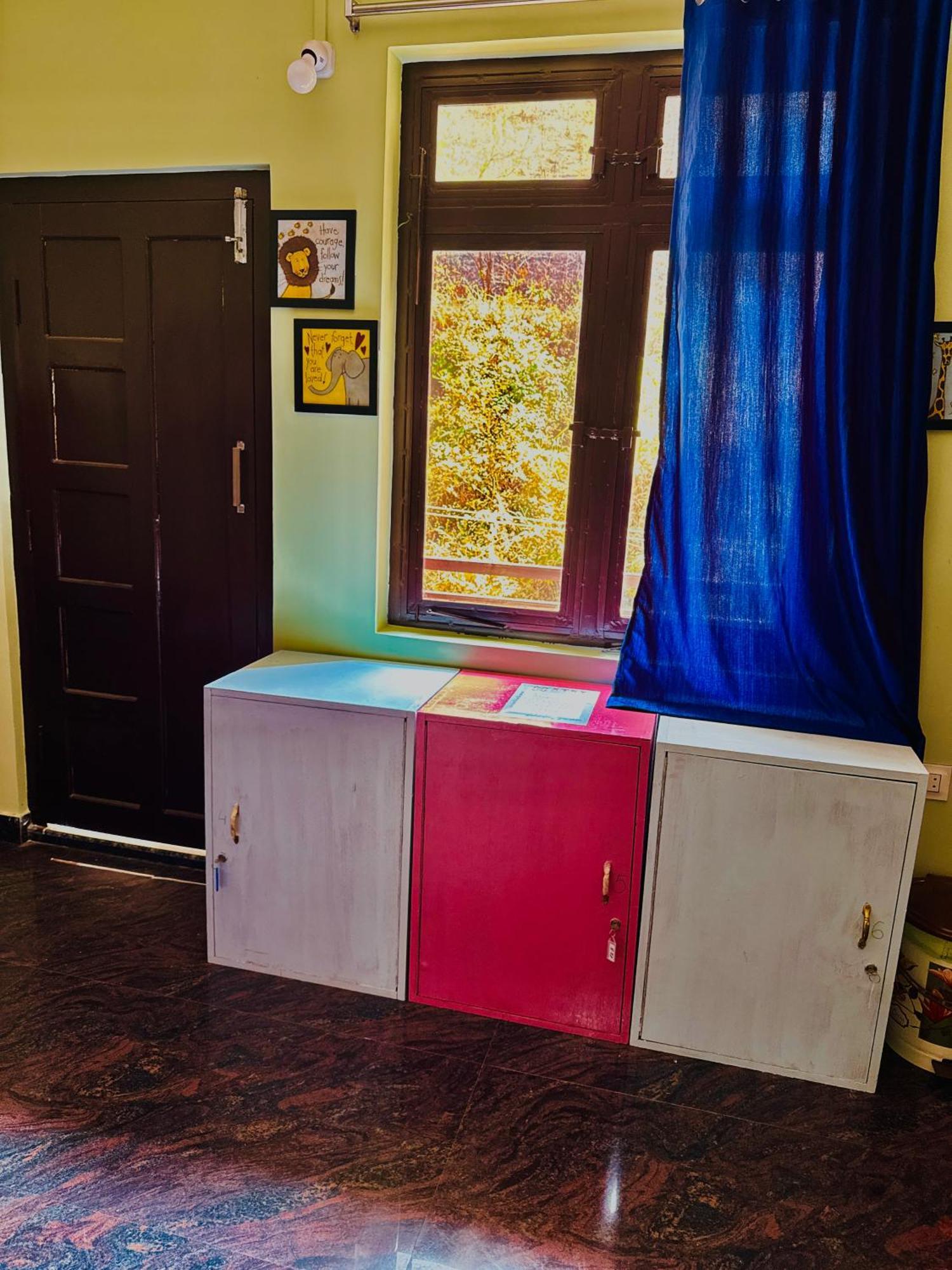 Xtsy Travellers Hostel Шилонг Екстериор снимка