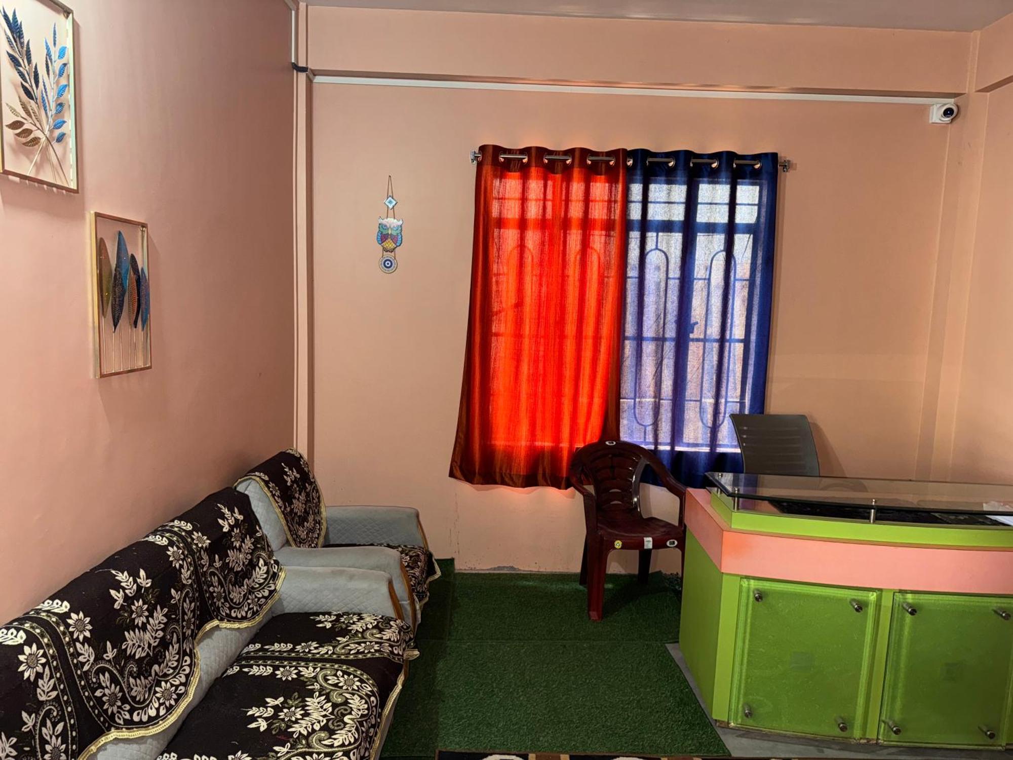 Xtsy Travellers Hostel Шилонг Екстериор снимка