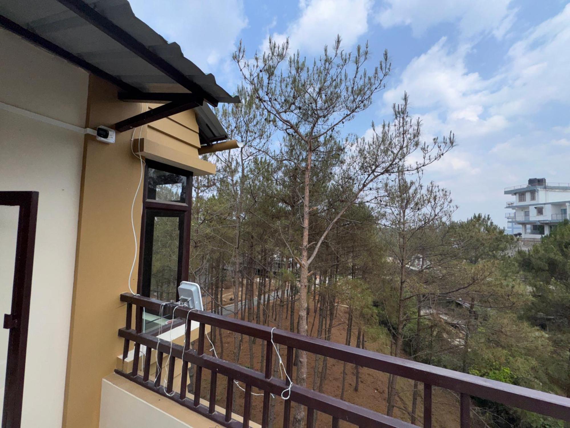 Xtsy Travellers Hostel Шилонг Екстериор снимка