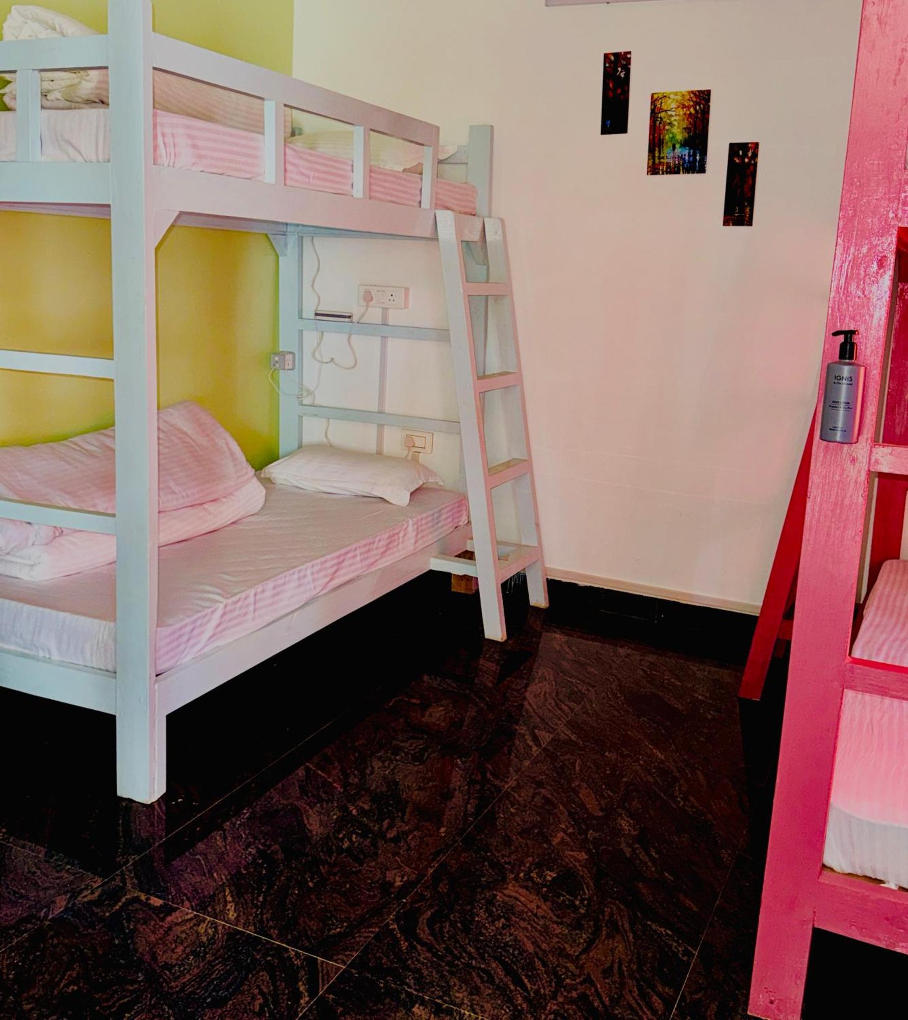 Xtsy Travellers Hostel Шилонг Екстериор снимка