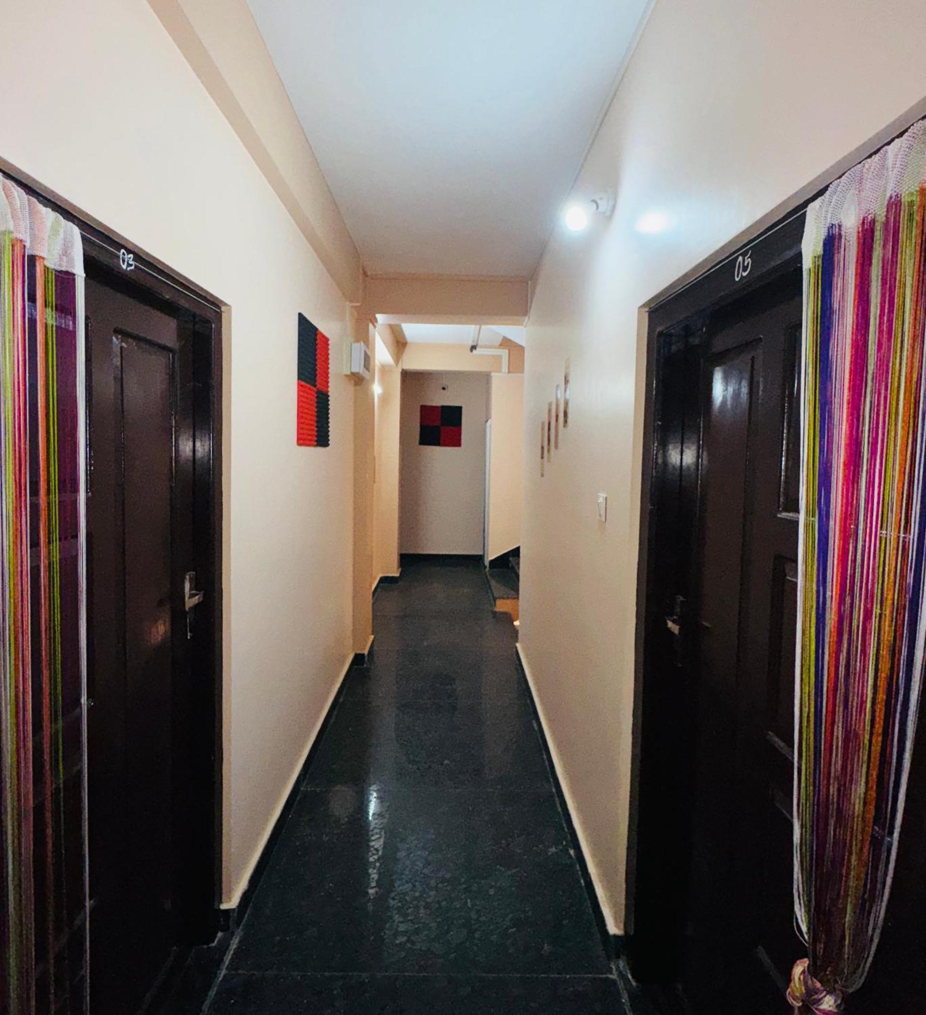 Xtsy Travellers Hostel Шилонг Екстериор снимка