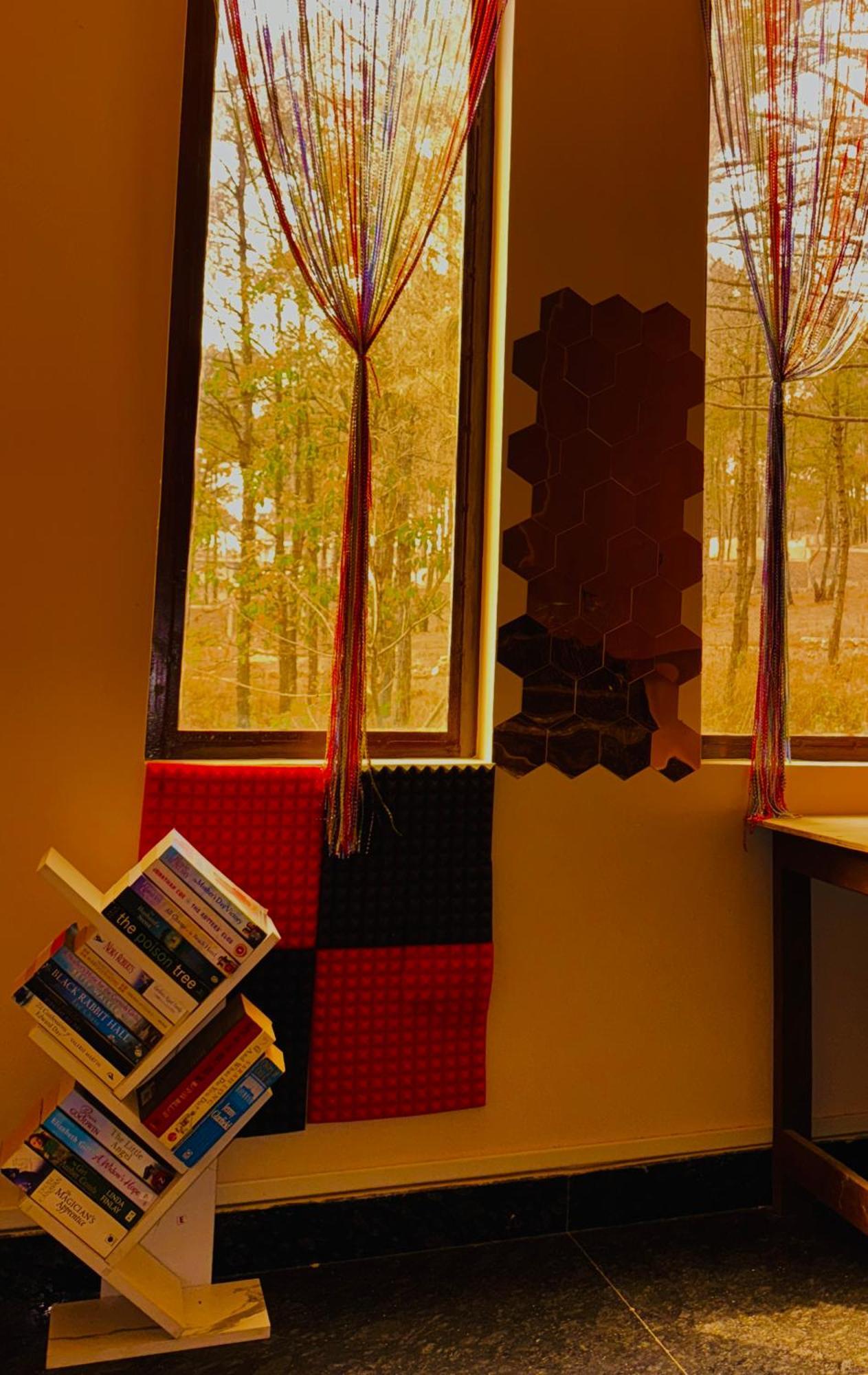 Xtsy Travellers Hostel Шилонг Екстериор снимка