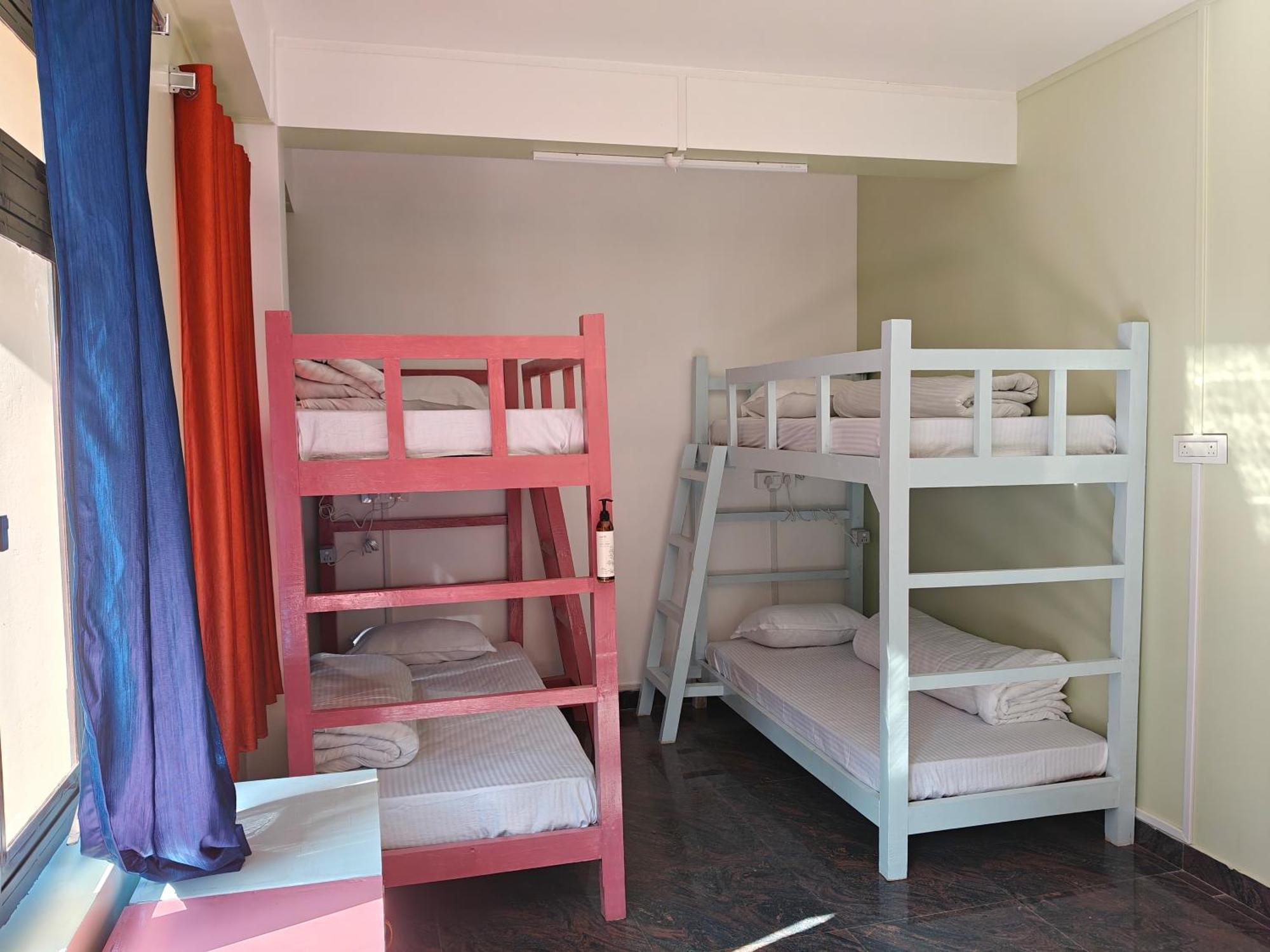 Xtsy Travellers Hostel Шилонг Стая снимка