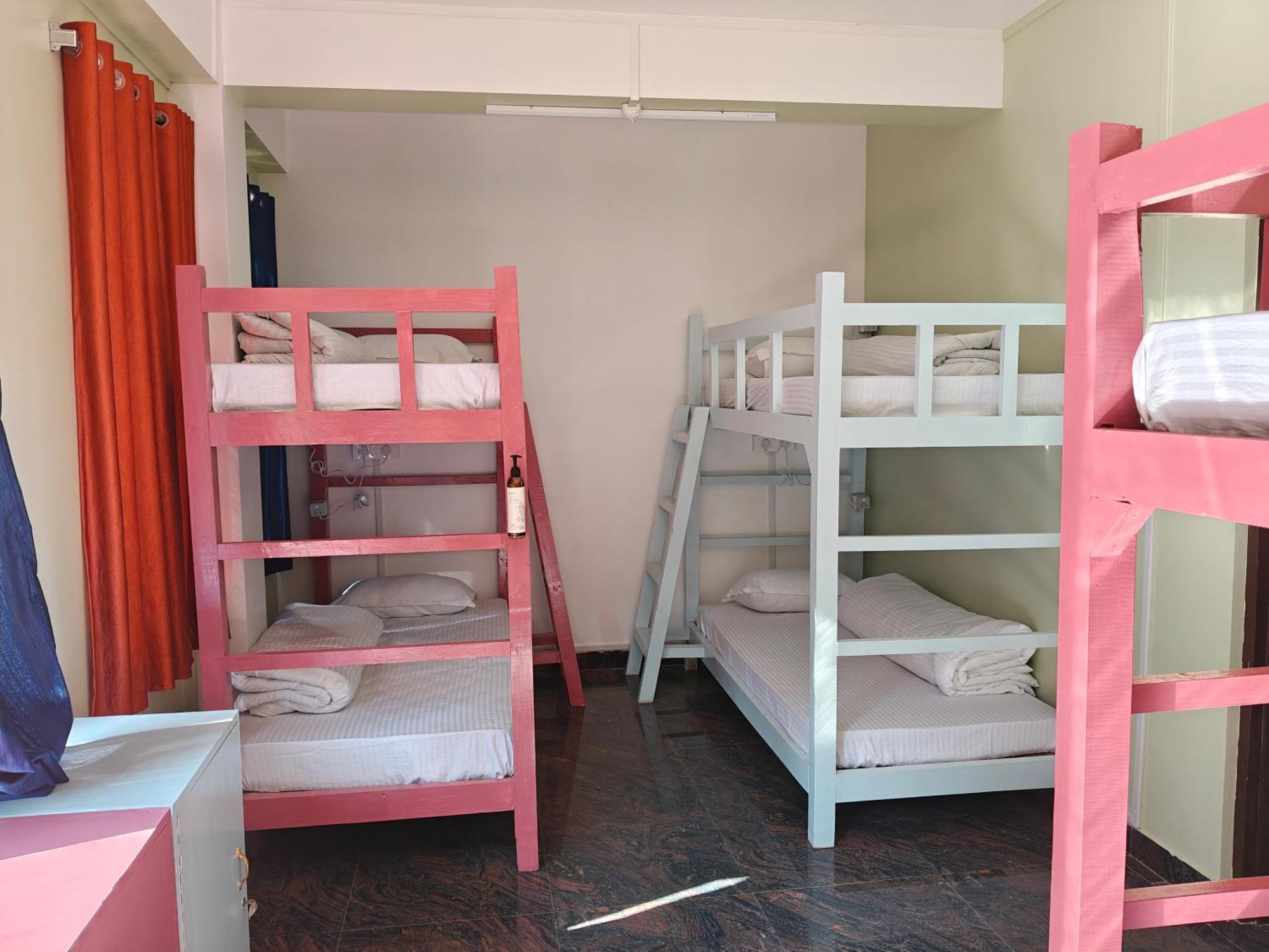 Xtsy Travellers Hostel Шилонг Стая снимка